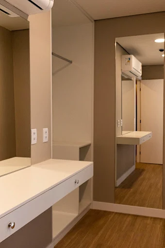 Closet de apoio com espelhos e bancada